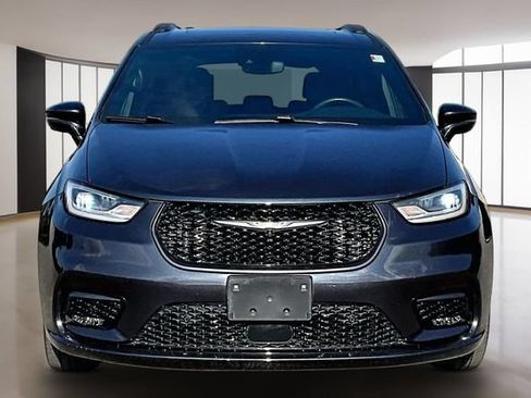 Used 2021 Chrysler Pacifica Touring-L w/ Uconnect Theater Family Group FWD image 2