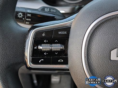 Used 2022 Kia Sorento LX image 11