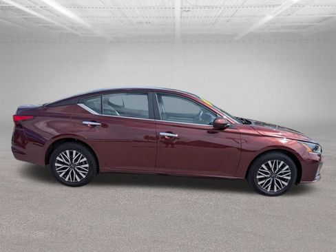 Used 2023 Nissan Altima 2.5 SV w/ SV Premium Package AWD/4WD image 4