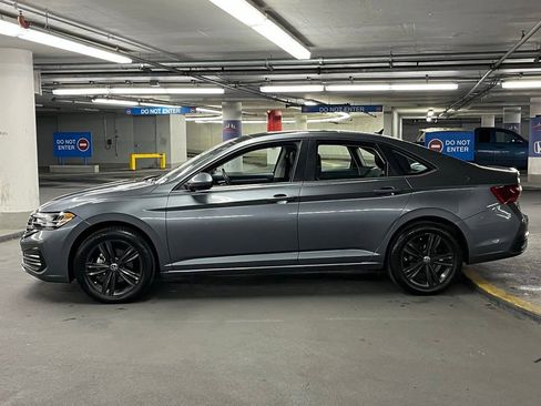 Used 2023 Volkswagen Jetta SE w/ Panoramic Sunroof Package FWD image 32