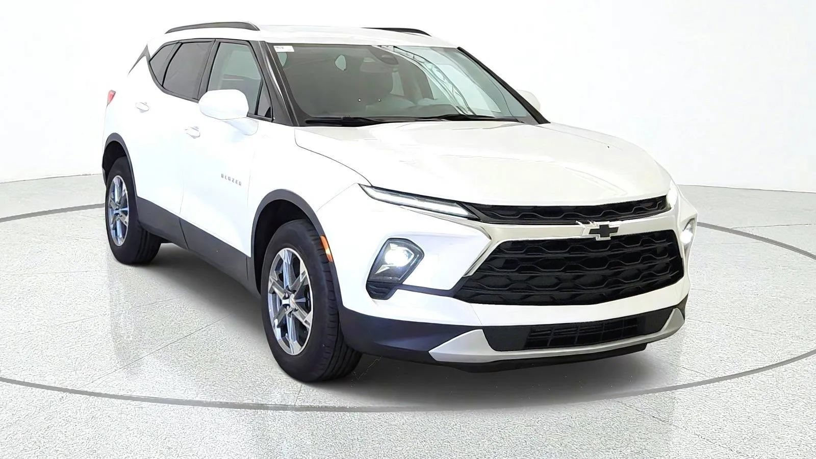 Used 2024 Chevrolet Blazer LT w/ Convenience Package FWD image 2