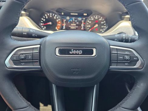 Used 2025 Jeep Compass Latitude AWD/4WD image 35