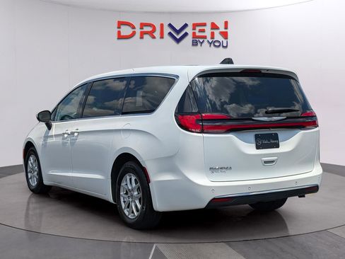 Used 2023 Chrysler Pacifica Touring-L w/ Uconnect Theater Family Group FWD image 3
