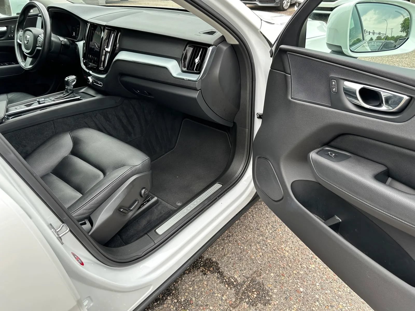 Used 2018 Volvo XC60 T5 Momentum w/ Vision Package AWD/4WD image 22