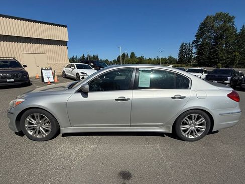 Used 2013 Hyundai Genesis 3.8 w/ Technology Pkg RWD image 4