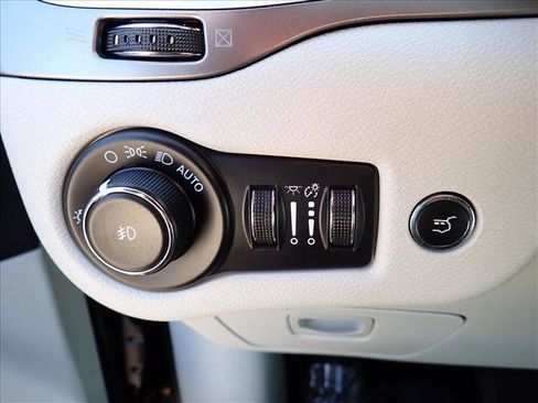 Used 2021 Jeep Cherokee Latitude Lux w/ Comfort/Convenience Group FWD image 16