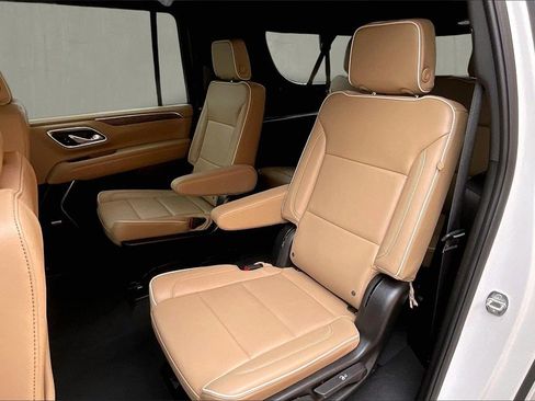 Used 2024 Chevrolet Suburban Premier image 22