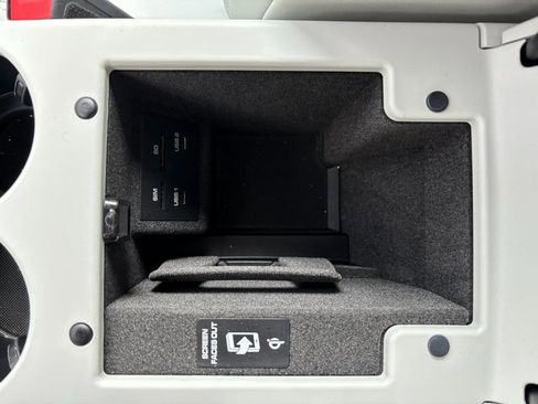 Certified 2025 Porsche Macan image 22