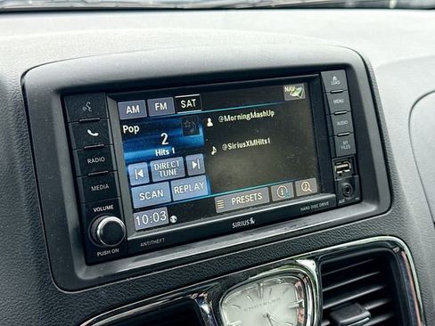 Used 2014 Chrysler Town & Country Touring FWD image 15