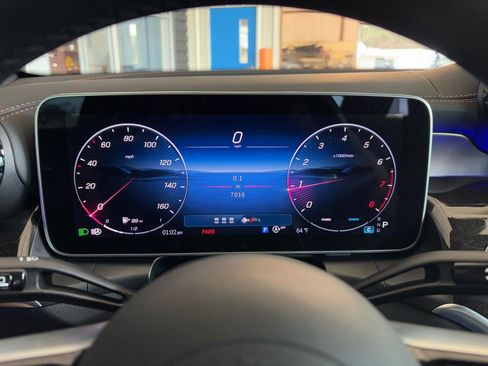 Used 2025 Mercedes-Benz GLC 300 4MATIC image 17