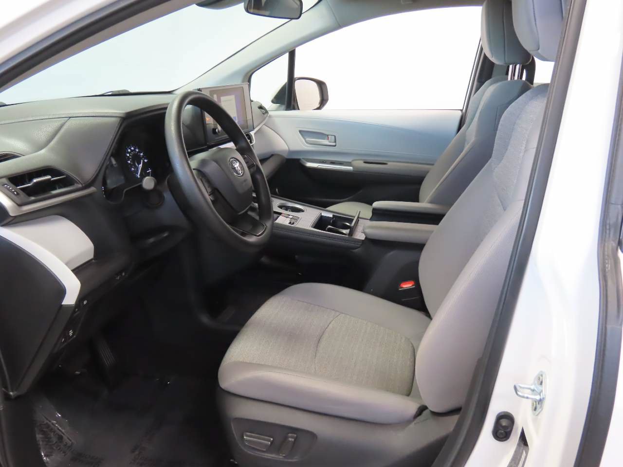 Used 2025 Toyota Sienna LE FWD image 17