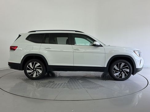 Used 2025 Volkswagen Atlas SE FWD image 8
