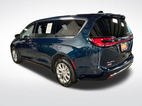 Used 2023 Chrysler Pacifica Touring-L AWD/4WD image 3