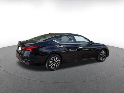 Used 2025 Nissan Altima 2.5 SV FWD image 14