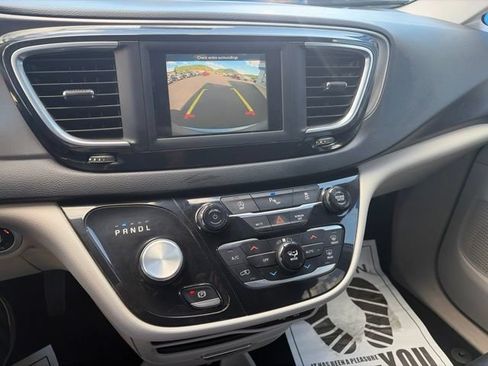 Used 2020 Chrysler Pacifica Touring-L FWD image 16