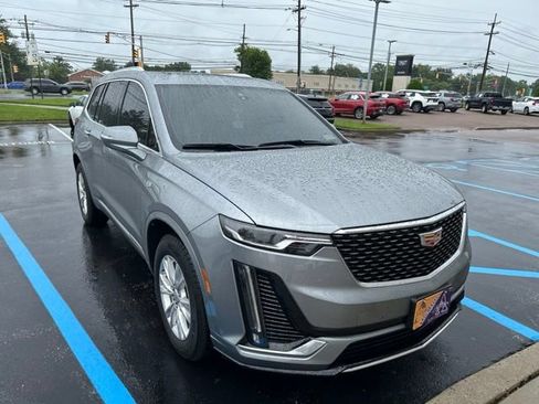 Used 2025 Cadillac XT6 Luxury FWD image 2