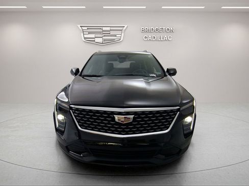 Used 2024 Cadillac XT4 Premium Luxury image 2