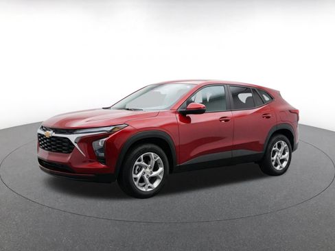 Used 2025 Chevrolet Trax LT w/ LT Convenience Package FWD image 3