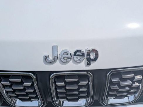 Used 2025 Jeep Compass Latitude AWD/4WD image 9