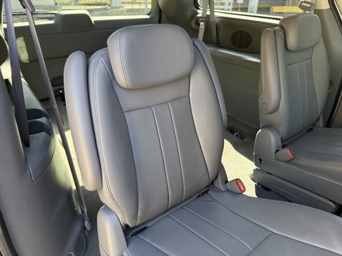 Used 2006 Chrysler Town & Country Touring image 79
