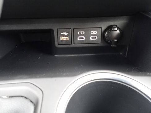 Used 2023 Toyota Highlander XLE image 21