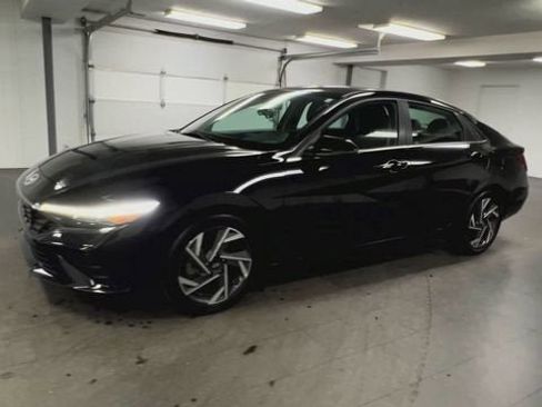 Used 2025 Hyundai Elantra Limited image 4