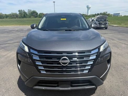 Used 2024 Nissan Rogue SV AWD/4WD image 2