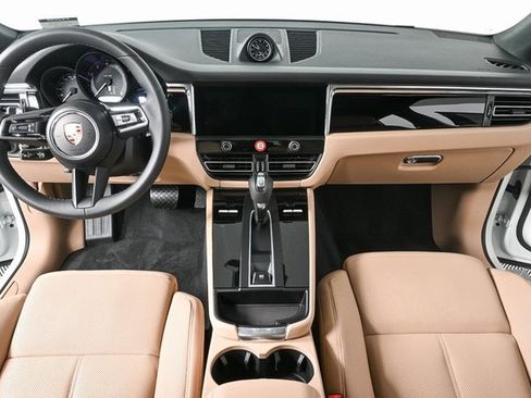 Certified 2025 Porsche Macan image 18