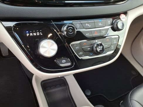 Used 2024 Chrysler Pacifica Touring-L image 19