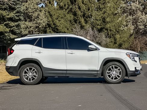 Used 2024 GMC Terrain SLT image 3