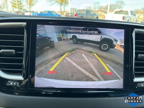 Used 2025 Chrysler Pacifica Select image 69