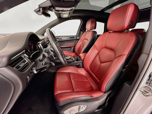 Certified 2025 Porsche Macan AWD/4WD image 5
