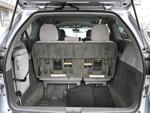 Used 2017 Toyota Sienna LE image 19