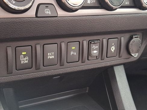 Used 2017 Toyota Tacoma TRD Off-Road AWD/4WD image 24