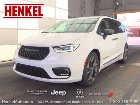 Used 2024 Chrysler Pacifica Touring-L w/ Road Tripper Package FWD image 1