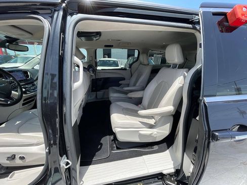 Used 2021 Chrysler Pacifica Touring-L FWD image 12
