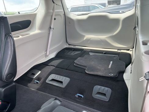 Used 2022 Chrysler Pacifica Touring-L FWD image 9