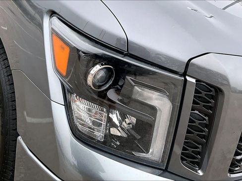 Used 2019 Nissan Titan SV w/ SV Convenience Package image 27