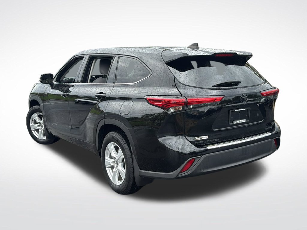 Used 2022 Toyota Highlander LE AWD/4WD image 5