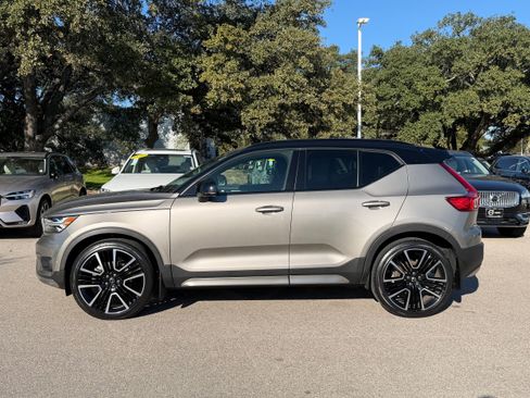 Used 2022 Volvo XC40 T4 R-Design w/ Advanced Package image 3