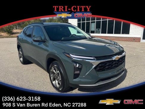 Used 2025 Chevrolet Trax LT FWD image 1