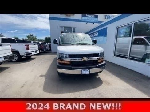 Used 2024 Chevrolet Express 2500 w/ Driver Convenience Package RWD image 4