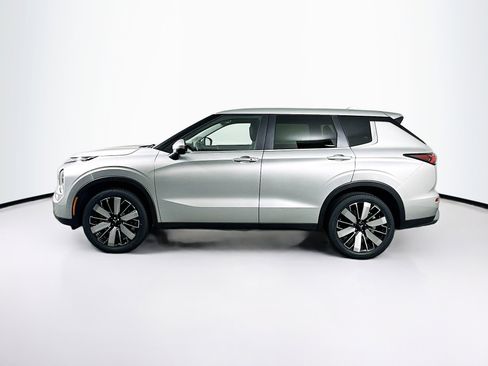 Used 2025 Mitsubishi Outlander SE image 4