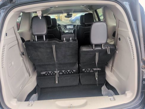 Used 2024 Chrysler Pacifica Select image 11