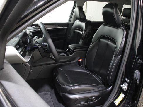 Used 2023 Jeep Grand Cherokee Limited w/ Black Appearance Package AWD/4WD image 5