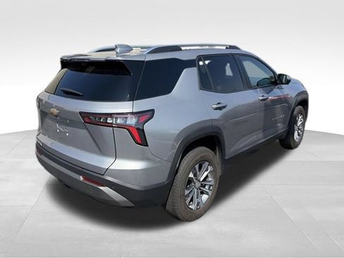 Used 2025 Chevrolet Equinox LT w/ Convenience Package II FWD image 3