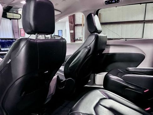 Used 2023 Chrysler Pacifica Touring-L FWD image 12