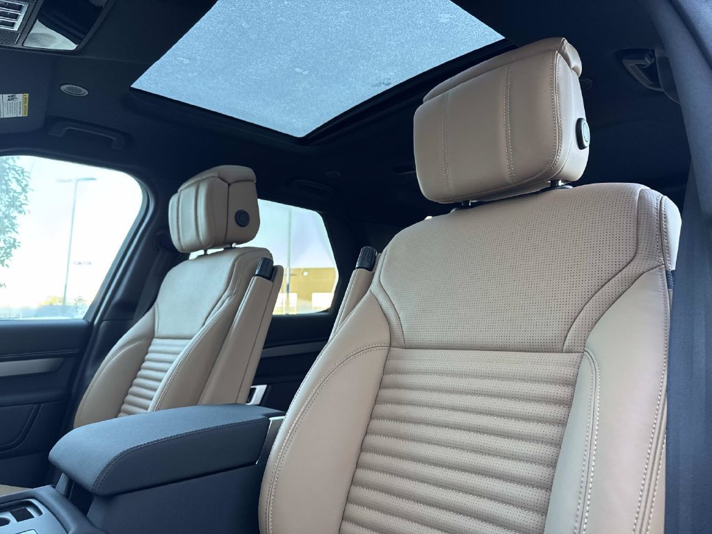 New 2026 Land Rover Discovery Limited Edition AWD/4WD image 20