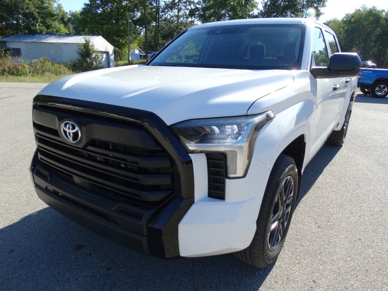 Used 2022 Toyota Tundra 4x4 CrewMax SR image 4