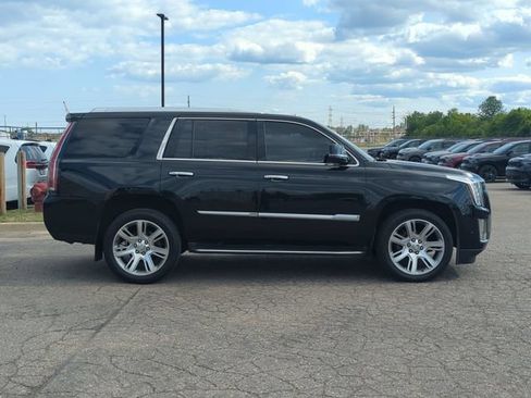 Used 2017 Cadillac Escalade Luxury AWD/4WD image 2